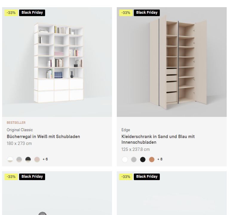 ein weißes Bücherregal und einen zweifarbigen Kleiderschrank mit Innenfächern